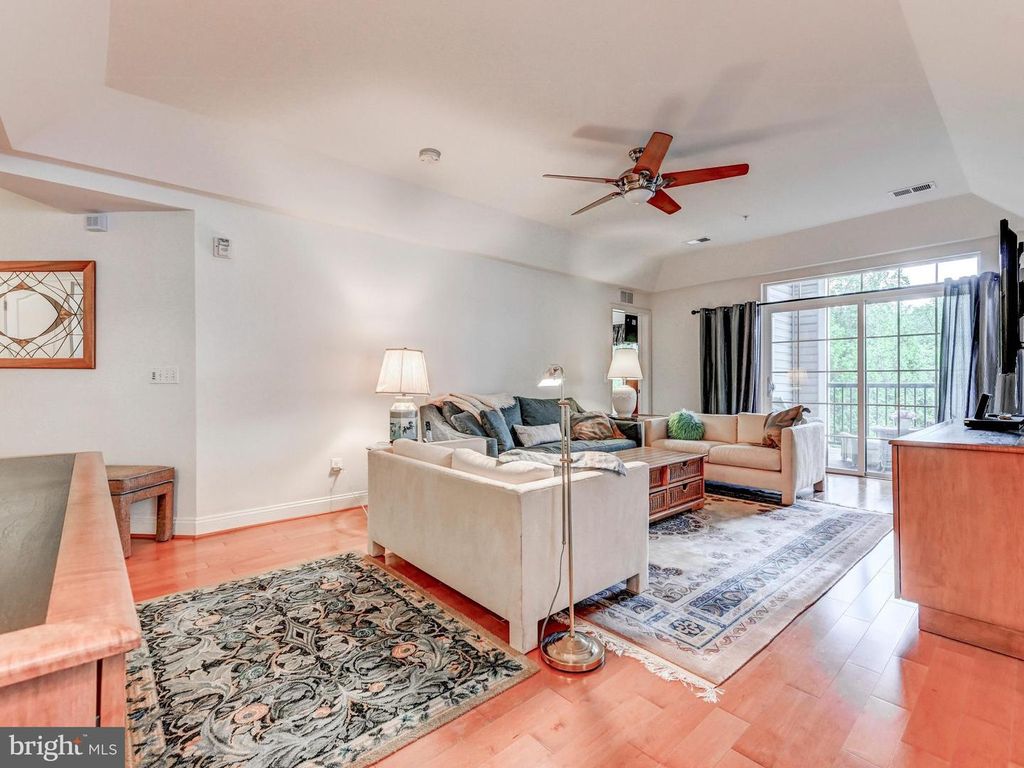 Image 7 of property listing at 7300 TRAVERTINE DR #303, Baltimore, MD 21209