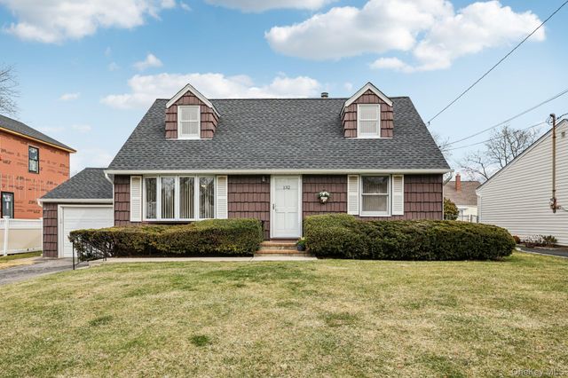 132 Albertson Parkway, Albertson, NY 11507