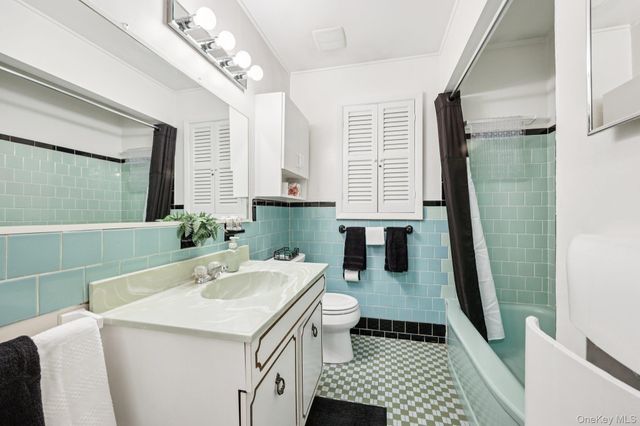 132 Albertson Parkway, Albertson, NY 11507