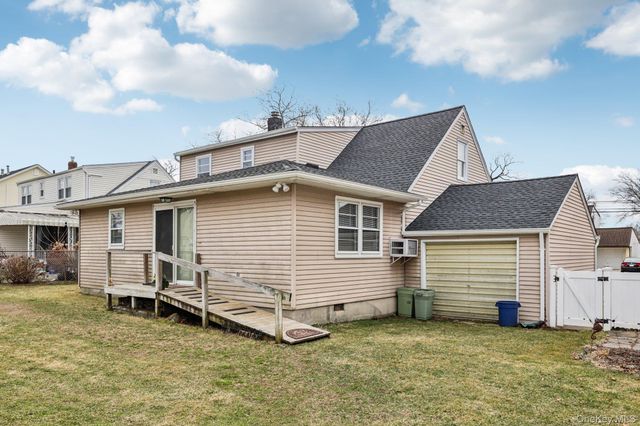 132 Albertson Parkway, Albertson, NY 11507