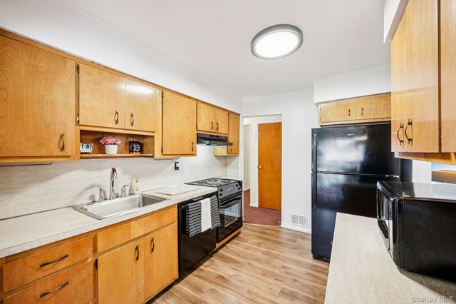 132 Albertson Parkway, Albertson, NY 11507