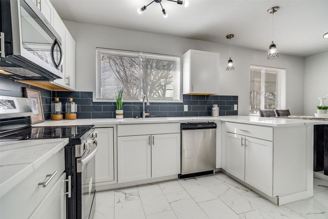 941 Willow Circle S, Burleson, TX 76028