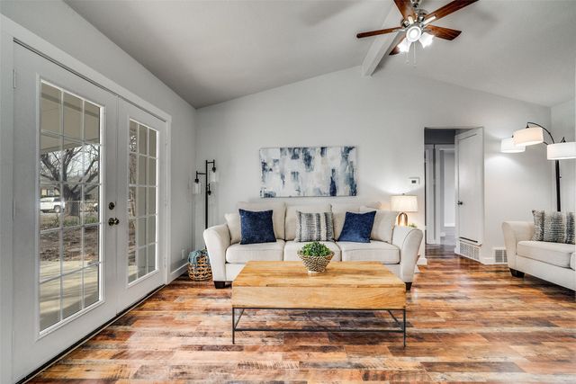 941 Willow Circle S, Burleson, TX 76028