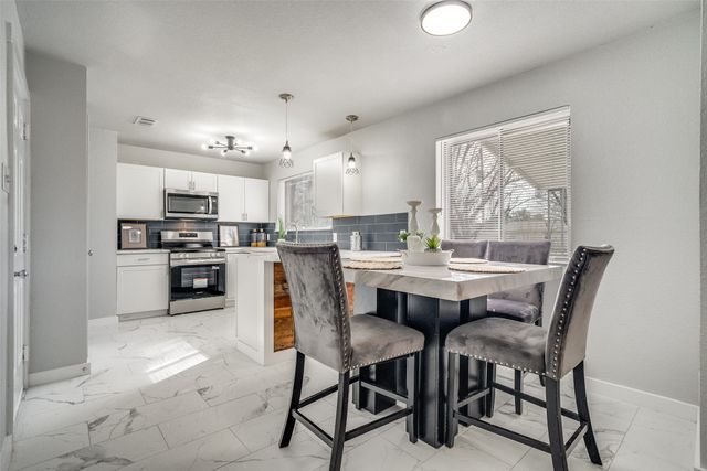 941 Willow Circle S, Burleson, TX 76028