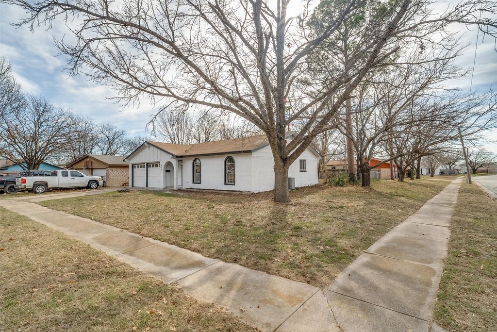 941 Willow Circle S, Burleson, TX 76028