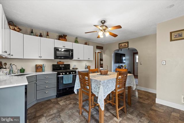 318 W HIGH ST, New Oxford, PA 17350