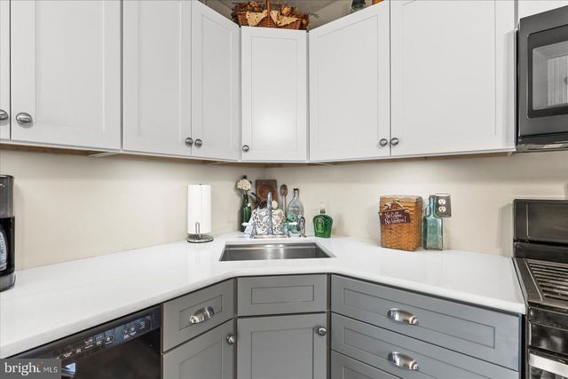 318 W HIGH ST, New Oxford, PA 17350