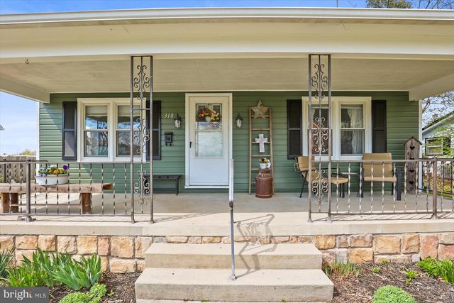 318 W HIGH ST, New Oxford, PA 17350