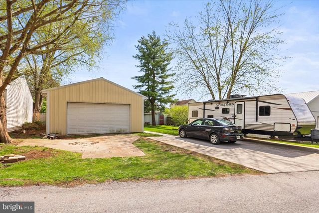 318 W HIGH ST, New Oxford, PA 17350
