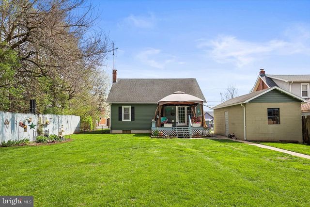 318 W HIGH ST, New Oxford, PA 17350