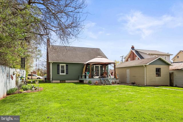318 W HIGH ST, New Oxford, PA 17350