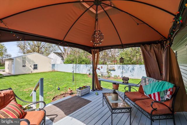 318 W HIGH ST, New Oxford, PA 17350