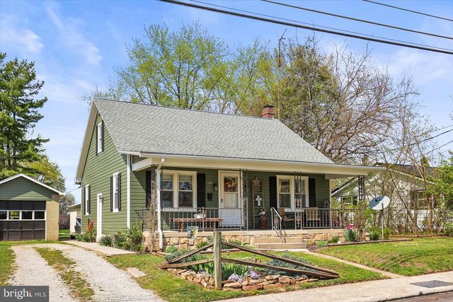 318 W HIGH ST, New Oxford, PA 17350