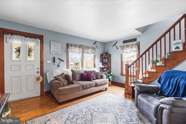 318 W HIGH ST, New Oxford, PA 17350