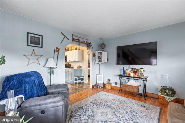 318 W HIGH ST, New Oxford, PA 17350