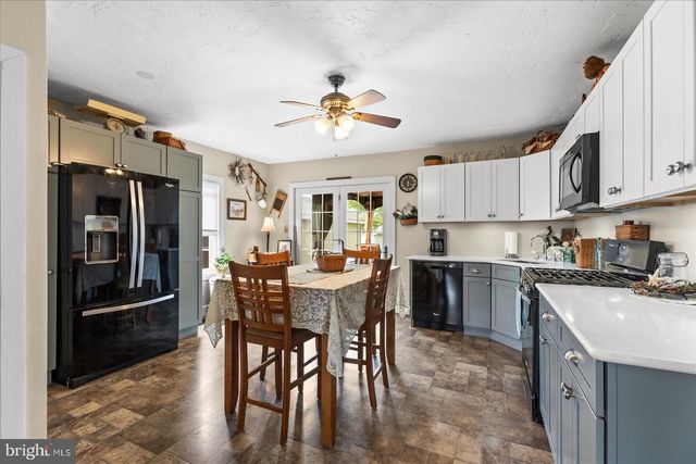 318 W HIGH ST, New Oxford, PA 17350