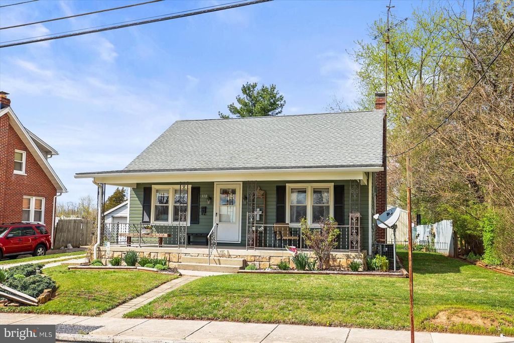 318 W HIGH ST, New Oxford, PA 17350