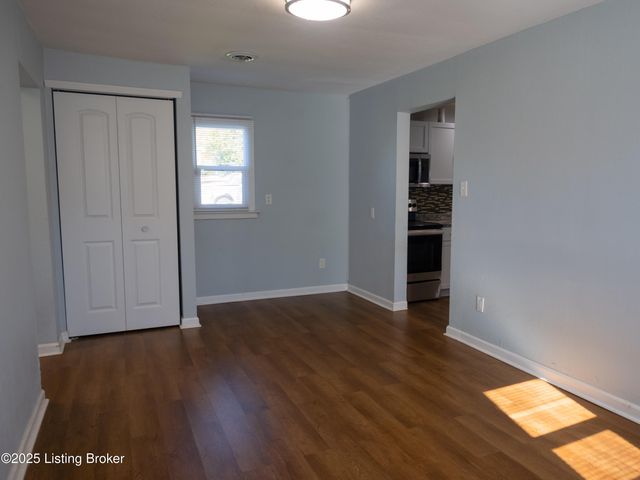 2021 Appleton Ln, Louisville, KY 40216