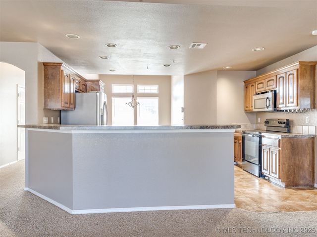 3327 S 207th East Avenue, Broken Arrow, OK 74014