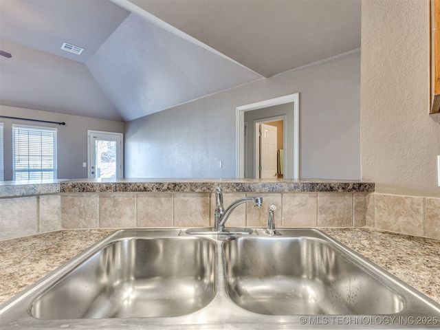 3327 S 207th East Avenue, Broken Arrow, OK 74014