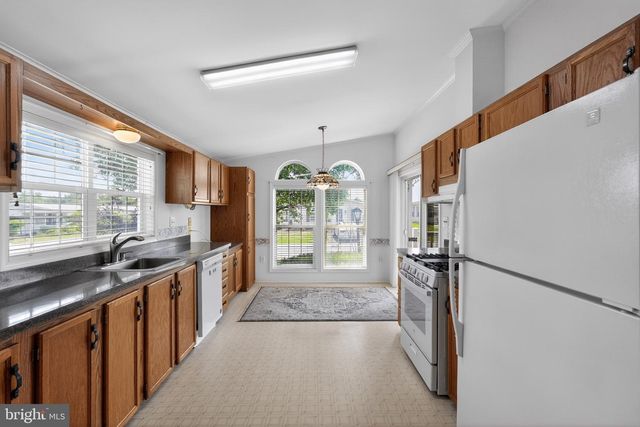 24 LONGWOOD CT E, Harleysville, PA 19438