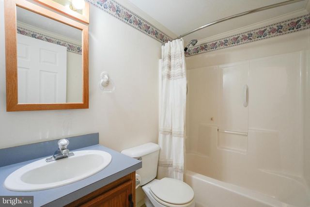 24 LONGWOOD CT E, Harleysville, PA 19438
