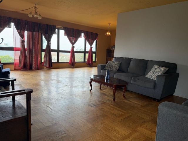 295 Edgewood Drive, Pacifica, CA 94044