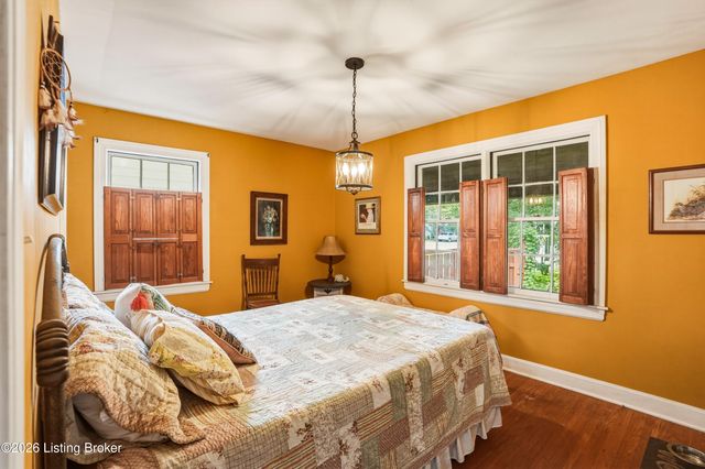 119 N Hubbards Ln, Louisville, KY 40207