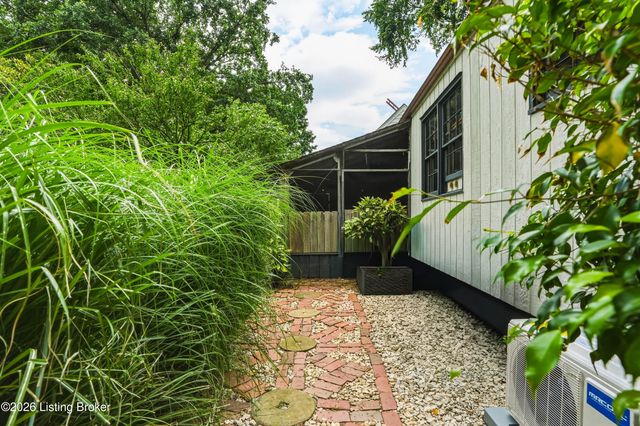119 N Hubbards Ln, Louisville, KY 40207