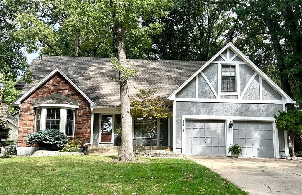 8215 Rosehill Road, Lenexa, KS 66215