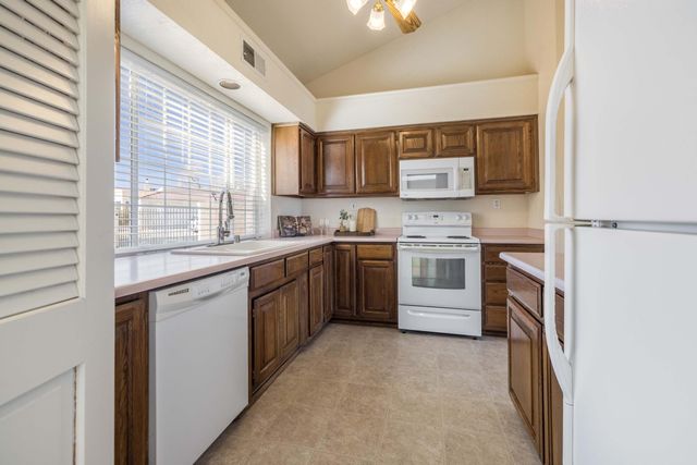 570 Eastlake Drive SE, Rio Rancho, NM 87124