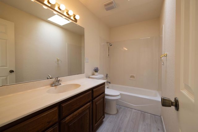 570 Eastlake Drive SE, Rio Rancho, NM 87124