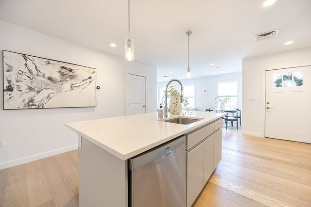 16 Boardman St 105, Boston, MA 02128