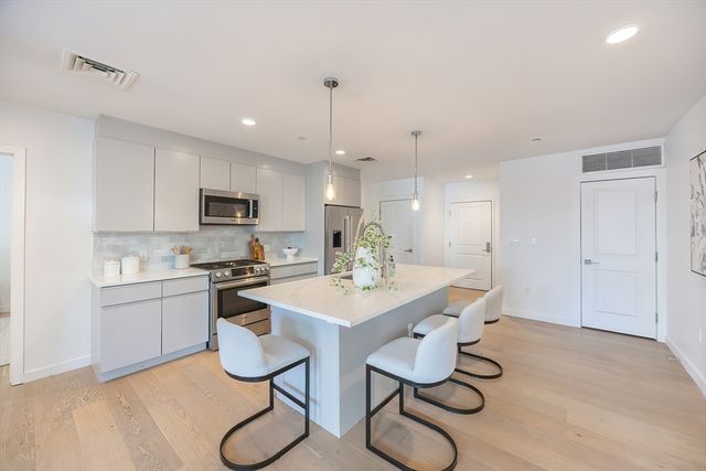 16 Boardman St 105, Boston, MA 02128