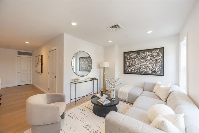16 Boardman St 105, Boston, MA 02128