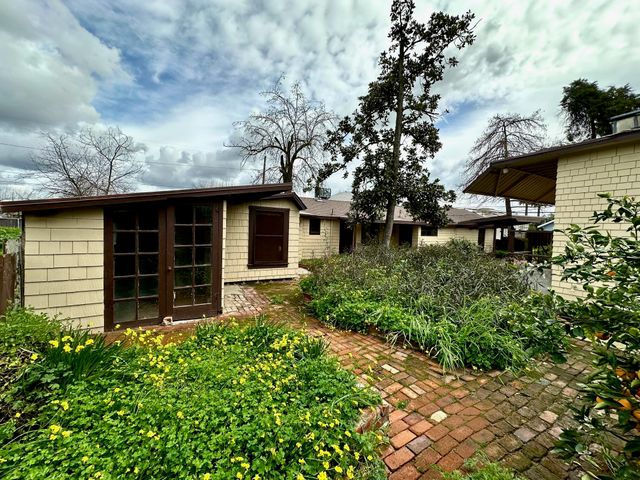 1301 N Douty, Hanford, CA 93230