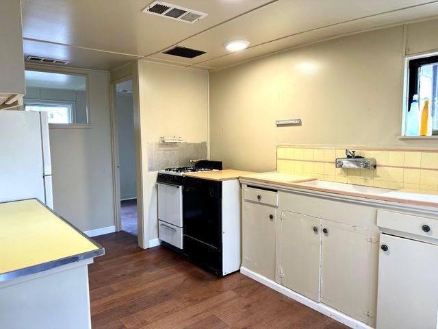 1301 N Douty, Hanford, CA 93230