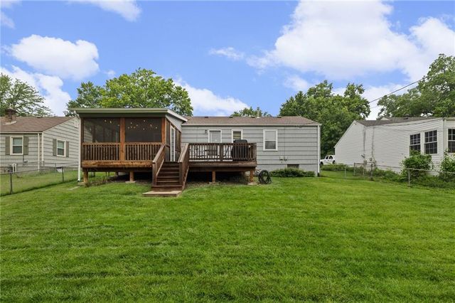 5201 W 71st Street, Prairie Village, KS 66208