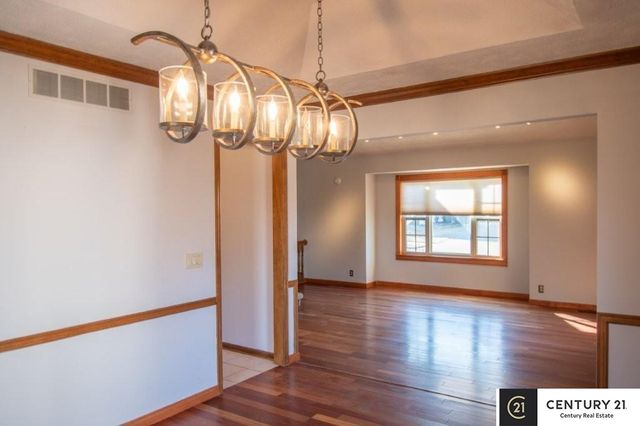 807 S Taylor Street, Papillion, NE 68046