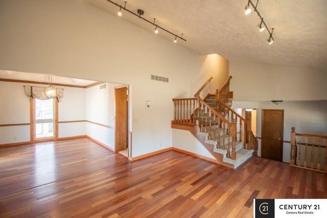 807 S Taylor Street, Papillion, NE 68046