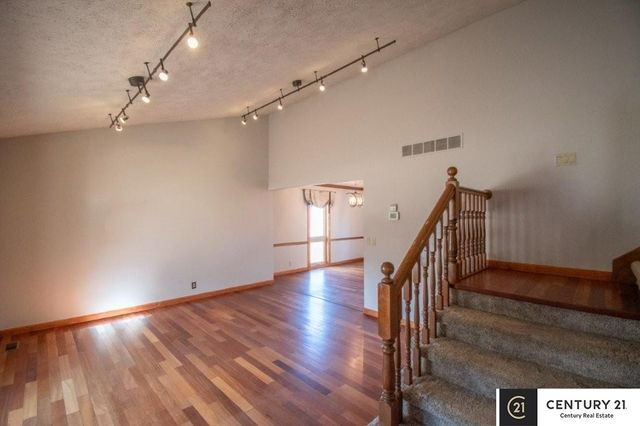 807 S Taylor Street, Papillion, NE 68046