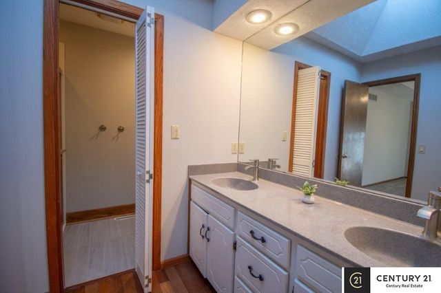 807 S Taylor Street, Papillion, NE 68046