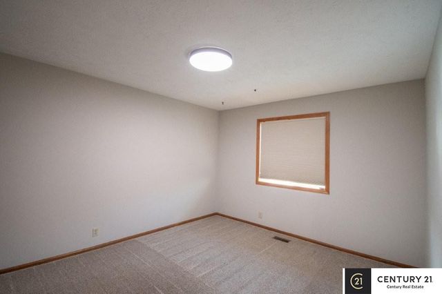 807 S Taylor Street, Papillion, NE 68046