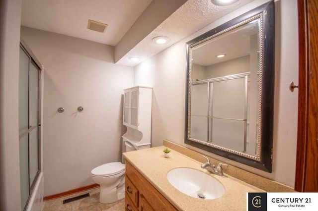 807 S Taylor Street, Papillion, NE 68046