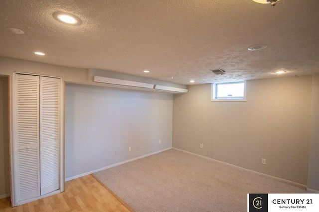 807 S Taylor Street, Papillion, NE 68046