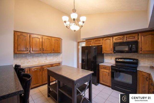 807 S Taylor Street, Papillion, NE 68046