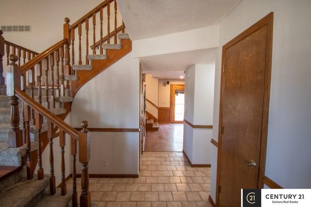 807 S Taylor Street, Papillion, NE 68046