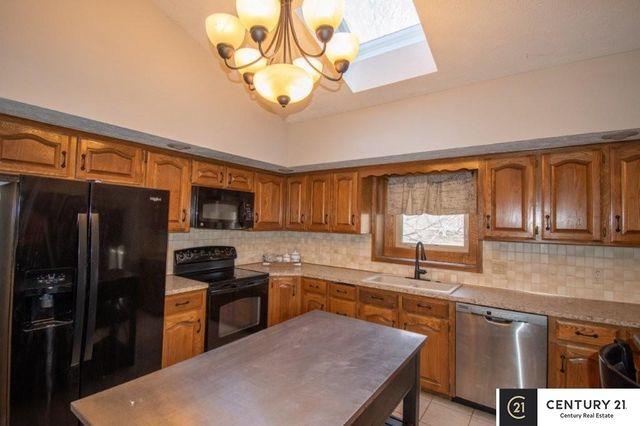 807 S Taylor Street, Papillion, NE 68046