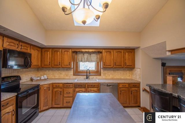 807 S Taylor Street, Papillion, NE 68046