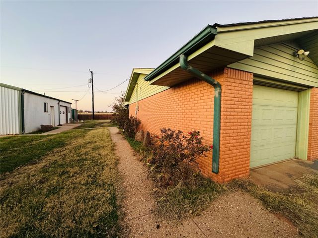 1111 E Sammy Baugh Avenue, Rotan, TX 79546